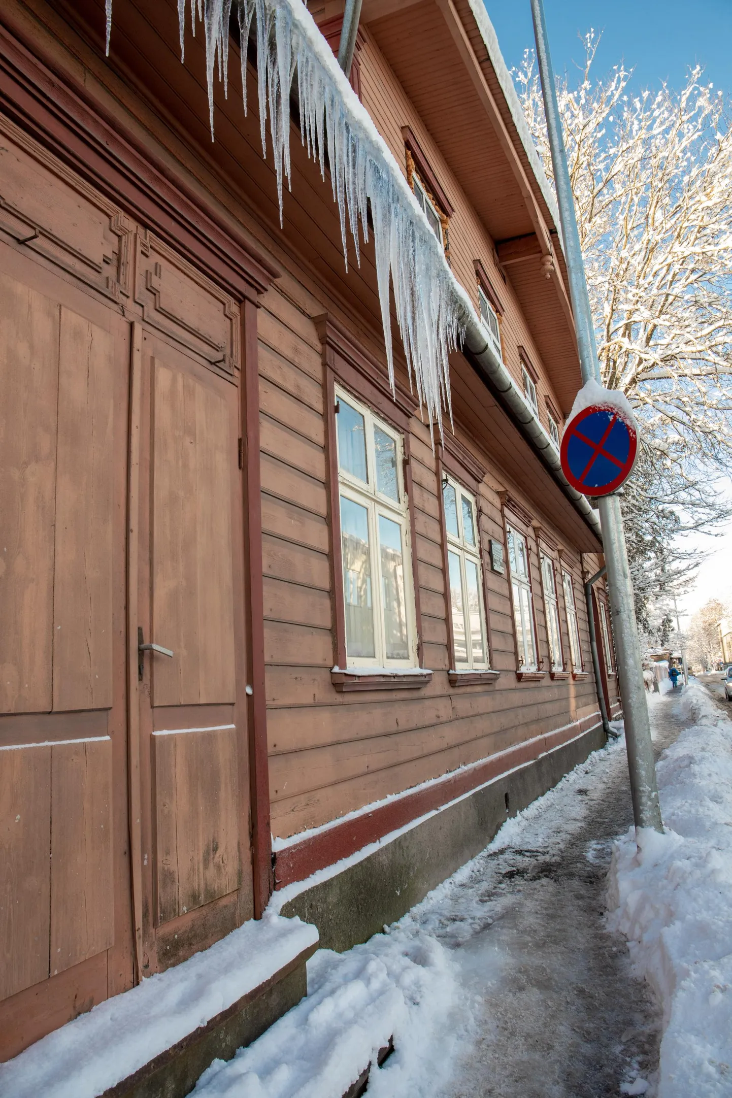 Pärnus Karja tänaval ripuvad jääpurikad kõnniteel käijate pea kohal.