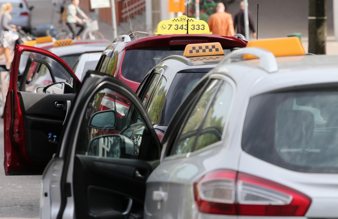 Tartu taksojuhte ärritab, et taksode kindlustusmakse on tavalisest sõiduautost kuni 800 protsenti suurem, kuigi seaduse järgi kuulub takso sarnaselt sõiduautoga M1 kategooriasse.