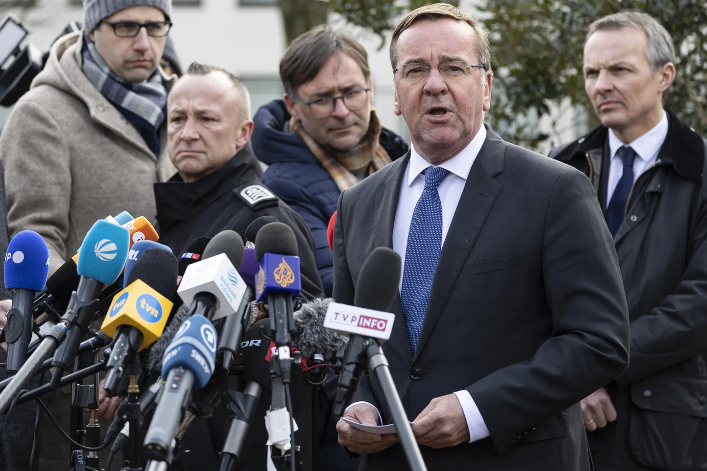 Vācijas aizsardzības ministrs Boriss Pistoriuss Vācijā atbild uz žurnālistu jautājumiem