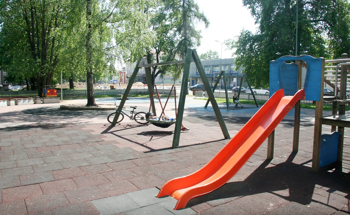 Jõhvi võimud ei suuda juba pool aastat otsustada, kas osta see kesklinna kinnistu, kus asub ka linna külastatavamaid mänguväljakuid, omanikult välja või mitte.
