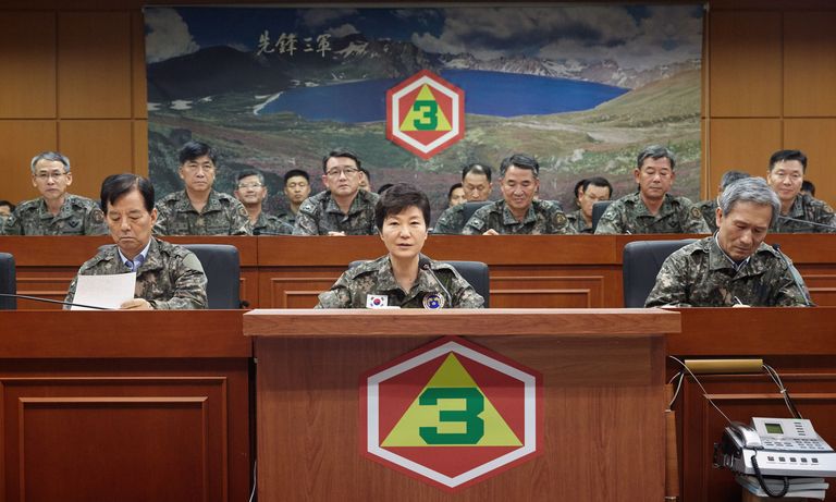 Lõuna-Korea president Park Geun-Hye (keskel) kõnelemas relvajõudude peakorteris Yonginis.