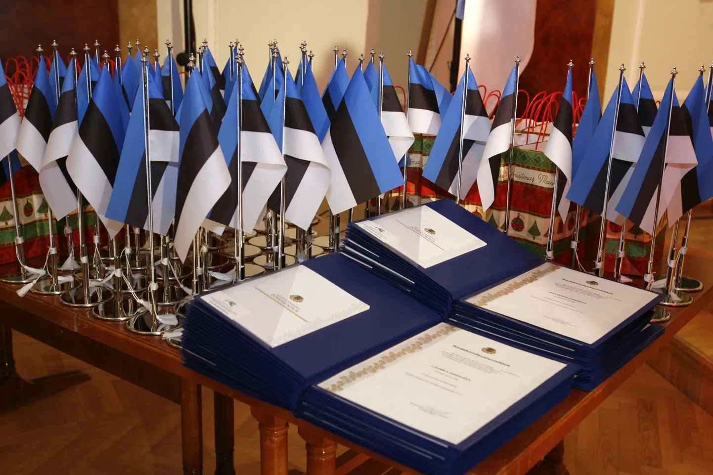 Pildil on kodakondsustunnistused, mida andis üle rahvastikuminister