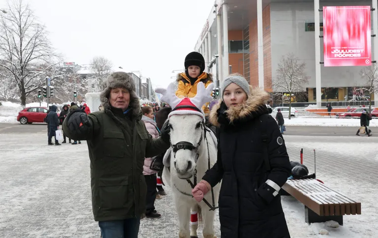Ratsakooli juhatuse liige Lembit Kalev vasakul, keskel poni, paremal abiline, sadulas laps!