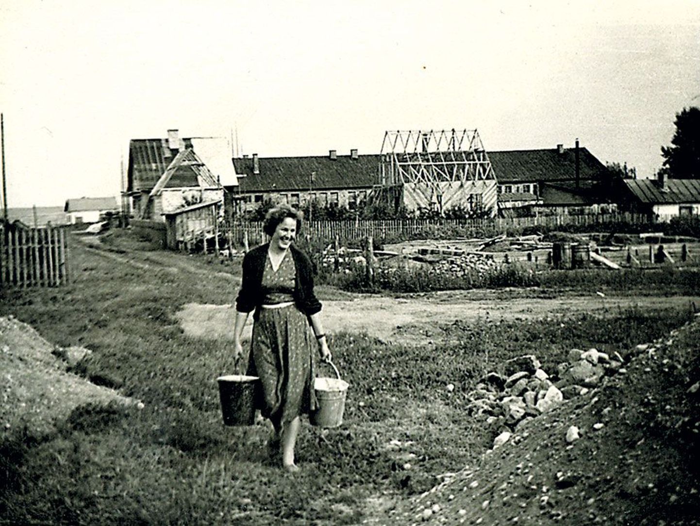 Ilse Hansalu tassis 1957. aastal oma kodu vundamendi segu tegemiseks vett Vasara tänavalt.