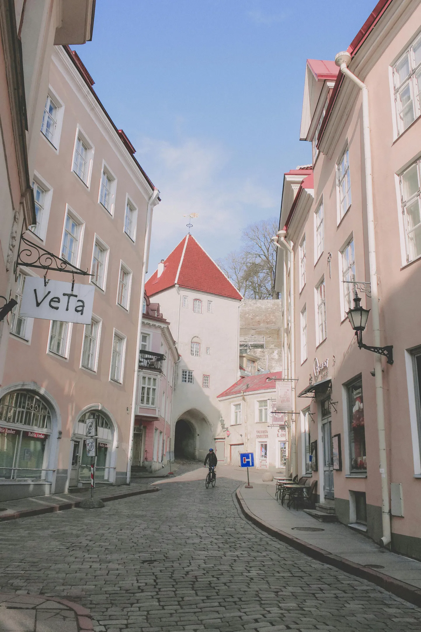 Vaade Tallinna vanalinnale. Tänava lõpus on hoone, kus tegutseb Kolmjala kauplus.