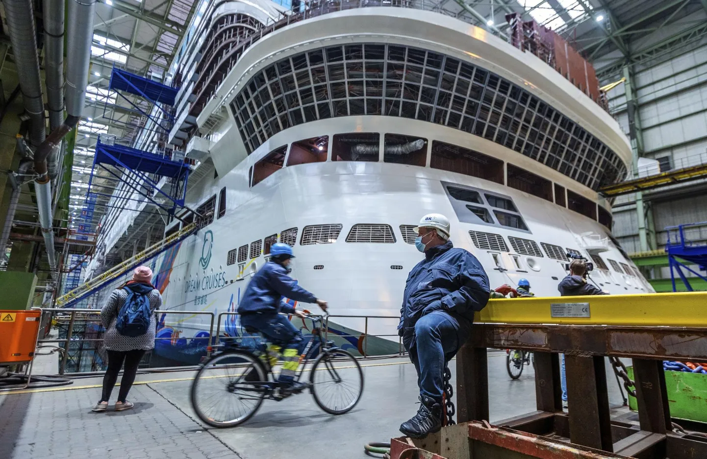 Laevaehitajad ootavad pankrotistunud MV Werfteni tehases oma saatust, kuni võlausaldajad arutavad, mida lõpuni ehitamata luksuslaevaga Global Dream edasi teha.