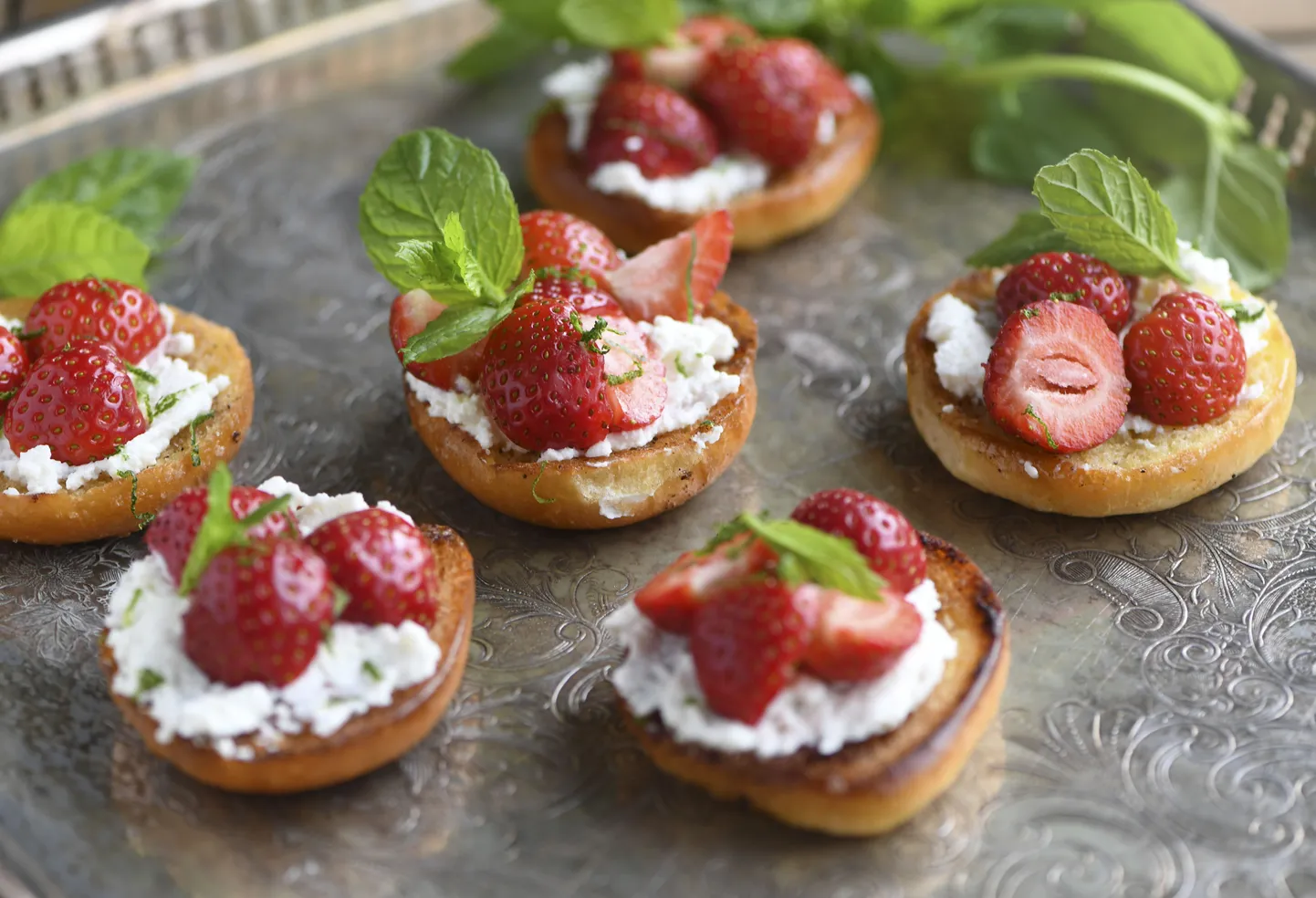 Maasikad sobivad koos pehme kitsejuustuga ka itaaliapärasele bruschetta`le.