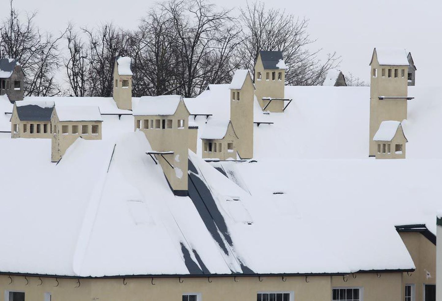 Katusele kogunenud lume eemaldamine kuulub majaomaniku ülesannete hulka.