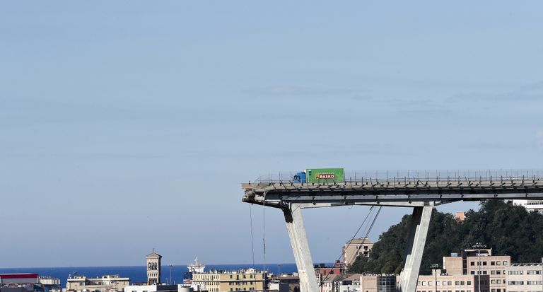 Morandi sild, mis ühendas Genova linna üheks tervikuks, vajus teisipäeval kokku.