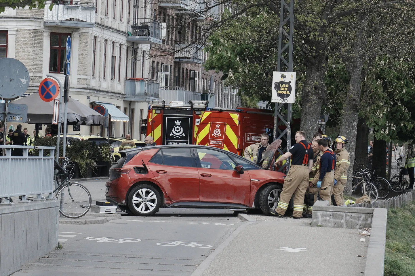 Päästetöötajad Kopenhaagenis autoõnnetuse sündmuskohal 30. aprillil.