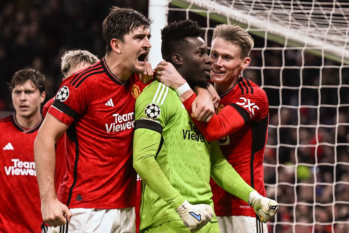 Otsustava penaltitõrje teinud Andre Onanat (rohelises) õnnitlevad Scott McTominay (paremal) ja väravalööja Harry Maguire.