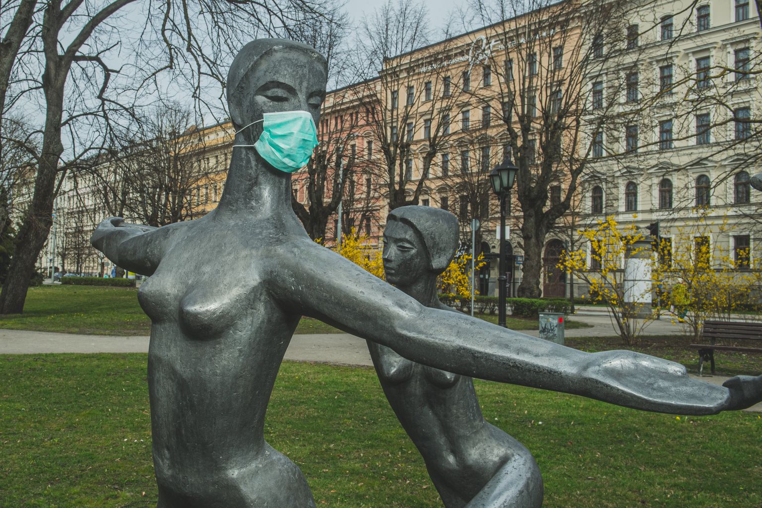 Foto: Rīgas skulptūras brīdina pārdrošos