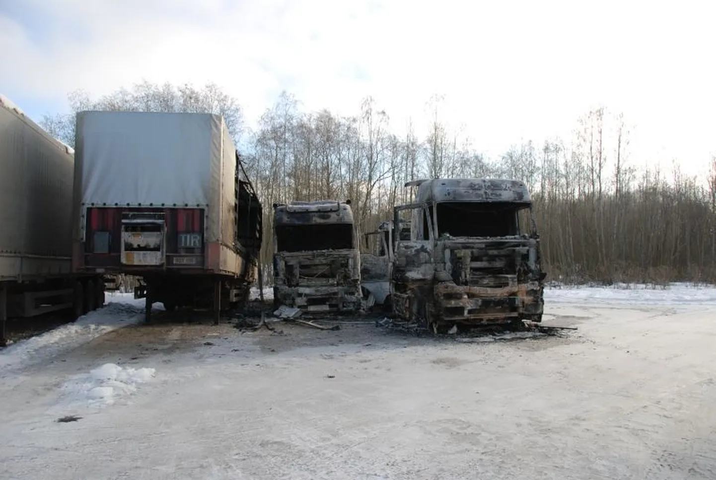 Narvas põlema pandud veoautod