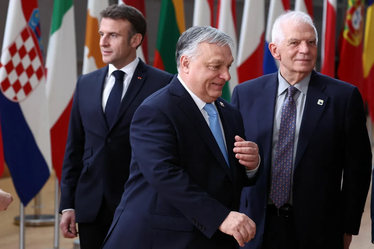 Ungari peaminister Viktor Orbán möödub Prantsusmaa president Emmanuel Macronist (vasakul) ja ELi välispoliitika juht Josep Borrellist (paremal), kes kumbki ei suuda tema poole vaadata.