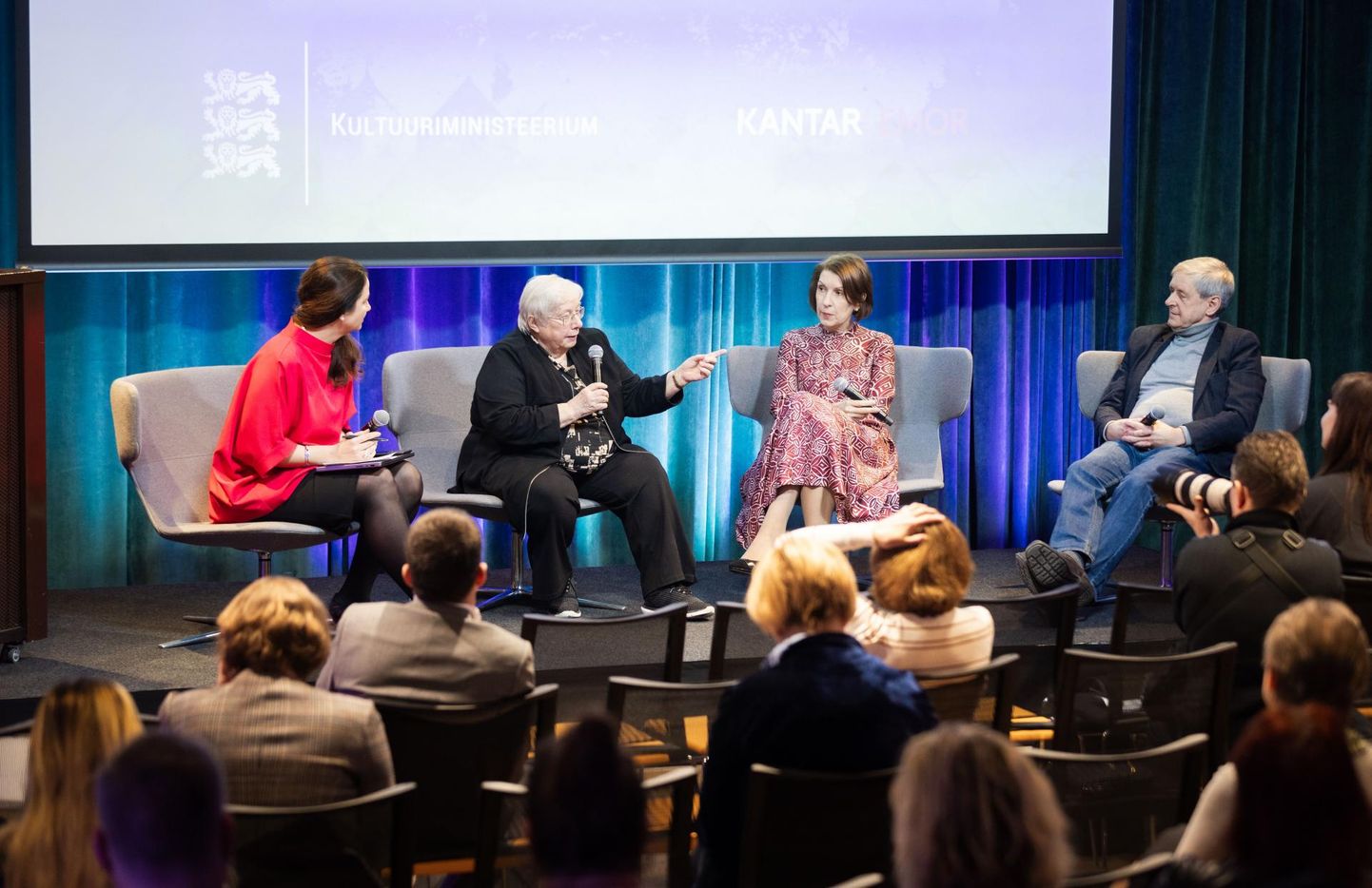 Marianna Makarova (vasakult), Marju Lauristin, Eda Silberg ja Mati Heidmets eilsel lõimumisteemalisel arutelul Kultuurikatlas.