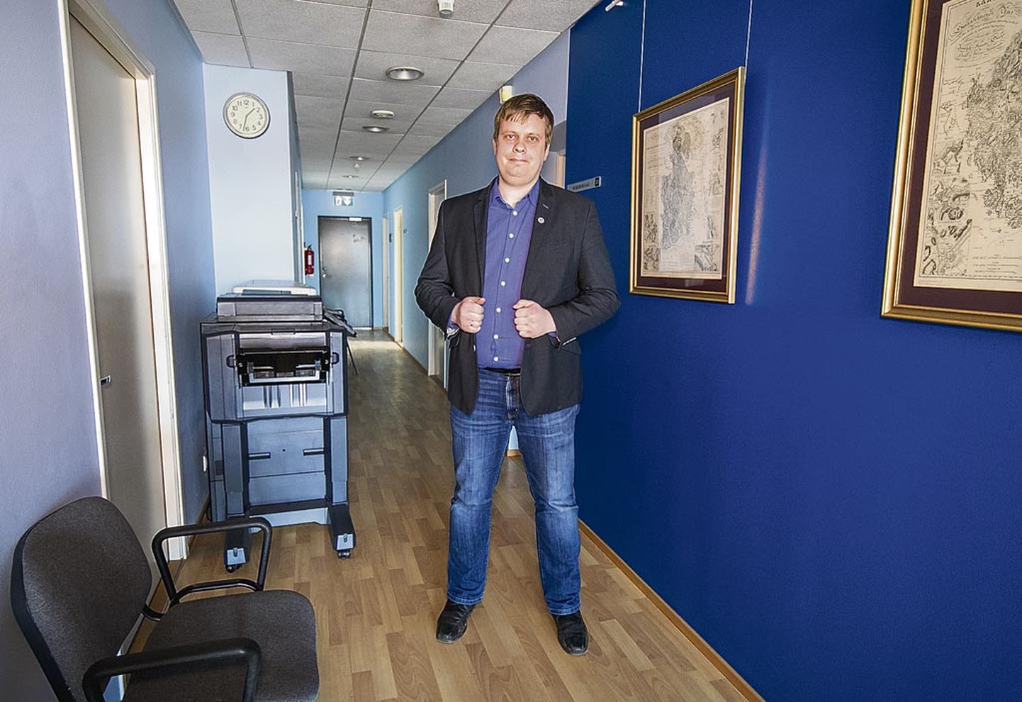 Rahandusministeeriumi regionaalhalduse osakonna Pärnu talituse juhataja Kalev Kaljuste selja taga laiutab kitsas koridoris kaks koopiamasinat, mida haldavad eri ministeeriumid.