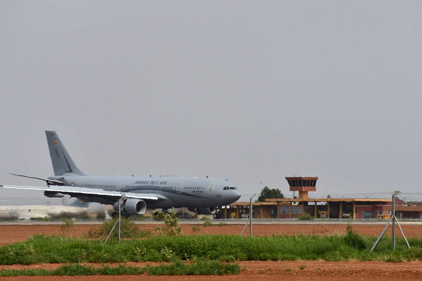Prantsuse relvajõudude lennuk maandumas Nigeri pealinna Niamey lennuväljal evakueerimaks Prantsusmaa ja teiste Euroopa riikide kodanikke