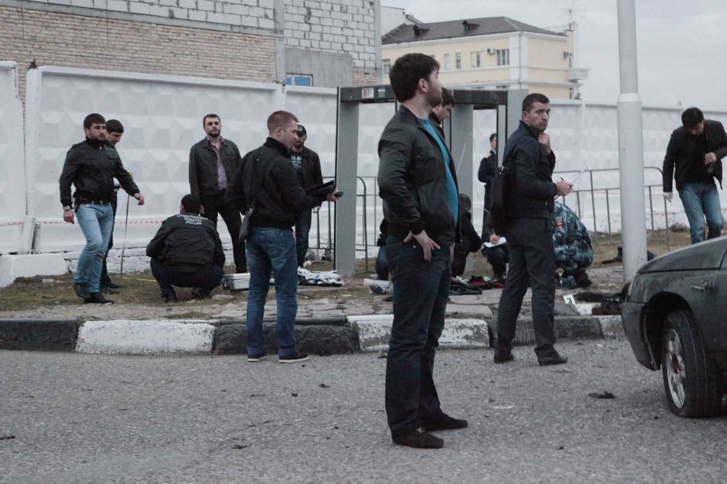 Tšetšeenia politseinikud Groznõi kontserdisaalis juures, kus eile õhtul toimus enesetapurünnak.