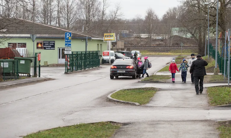 Jõhvi vene põhikooli ja Espaki ehituspoe vahele jääval Lille tänaval tekib ettevõtja sõnul alatasa ohtlikke olukordi, kus koolilapsed riskivad oma elu ja tervisega. MATTI KÄMÄRÄ
