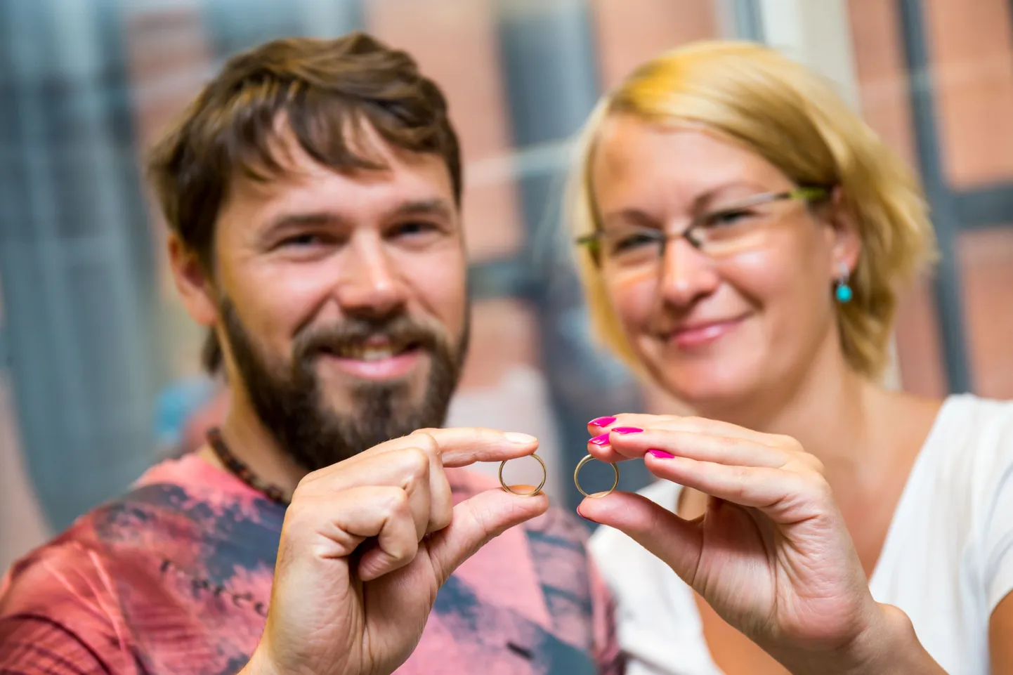 14.07.2015. Tallinn. Detektoristi leitud sÃµrmus taas kaaslasega koos. Reigo ja Helena Ude. FOTO: EERO VABAMÃGI/POSTIMEES