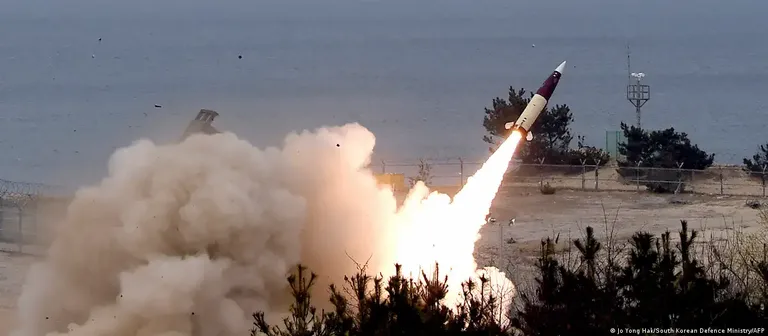 Запуск ракеты ATACMS.