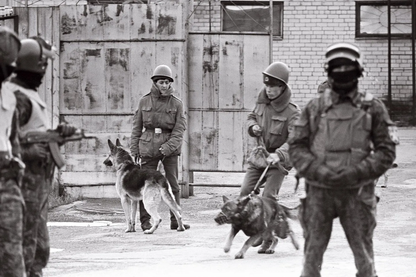 Eriüksuslased rahutusi maha surumas Rummu koloonias 1991. aasta jaanuaris.