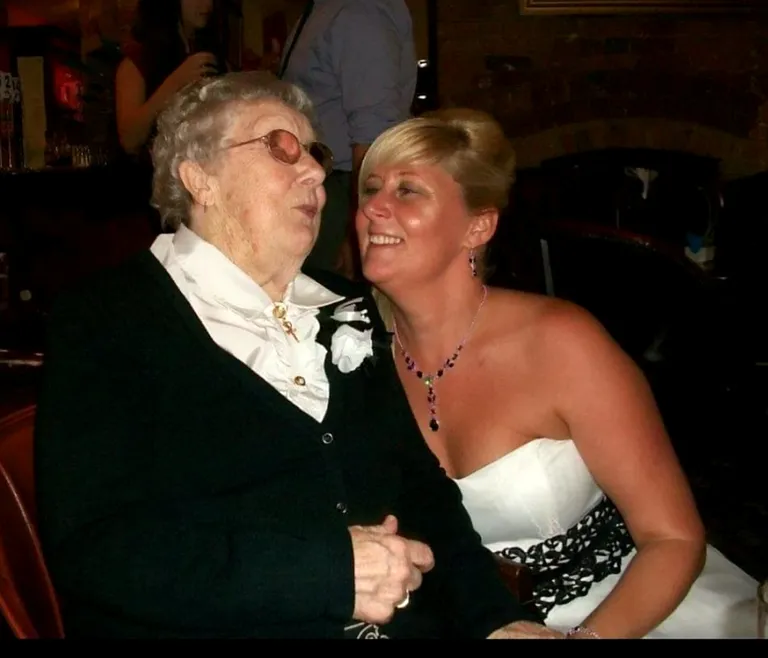 Rose Heeley koos oma lapselapse Tracey Appleyardiga.