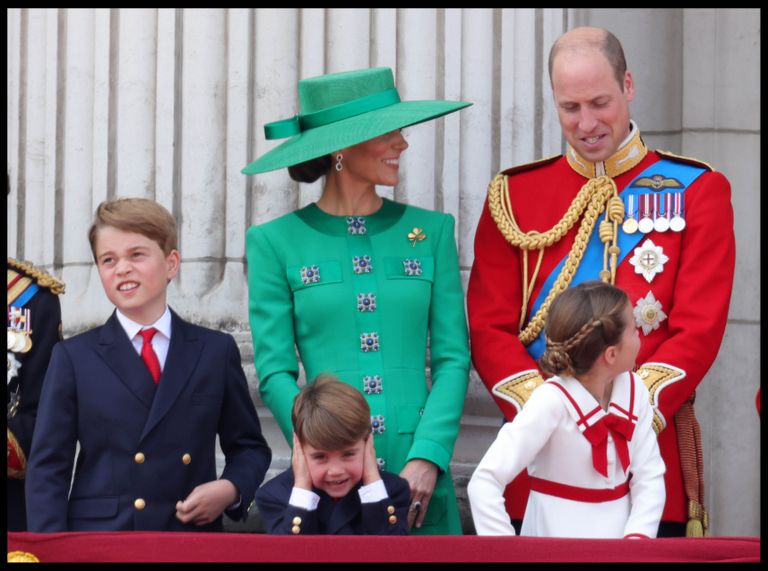 Kuninglik perekond Buckinghami palee rõdul.