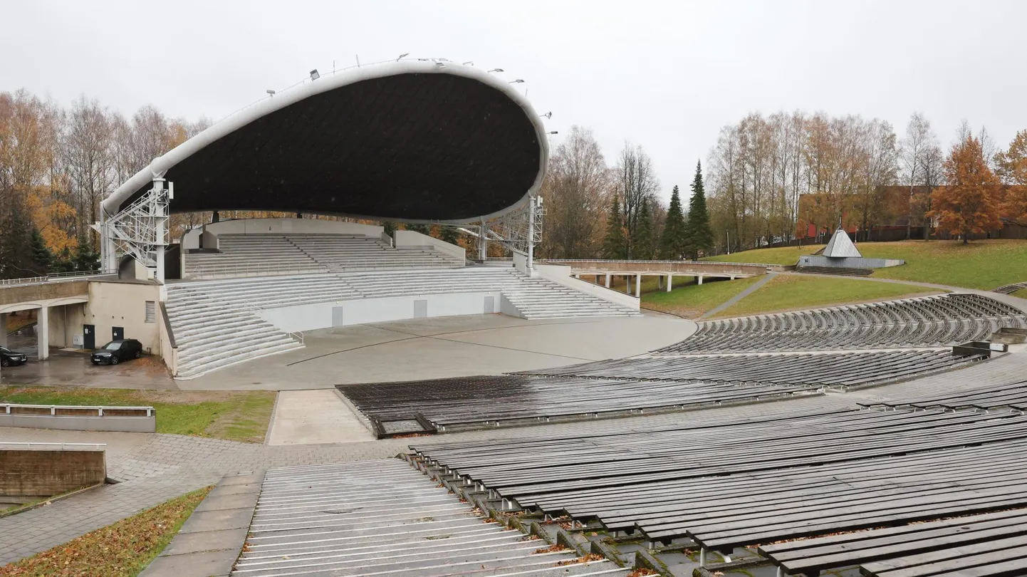 Praegu ootab viimistlust sügisel remonditud laululava plats ja astmestikud. Stingi kontserdi ajaks on kavas välja vahetada ka pingid.