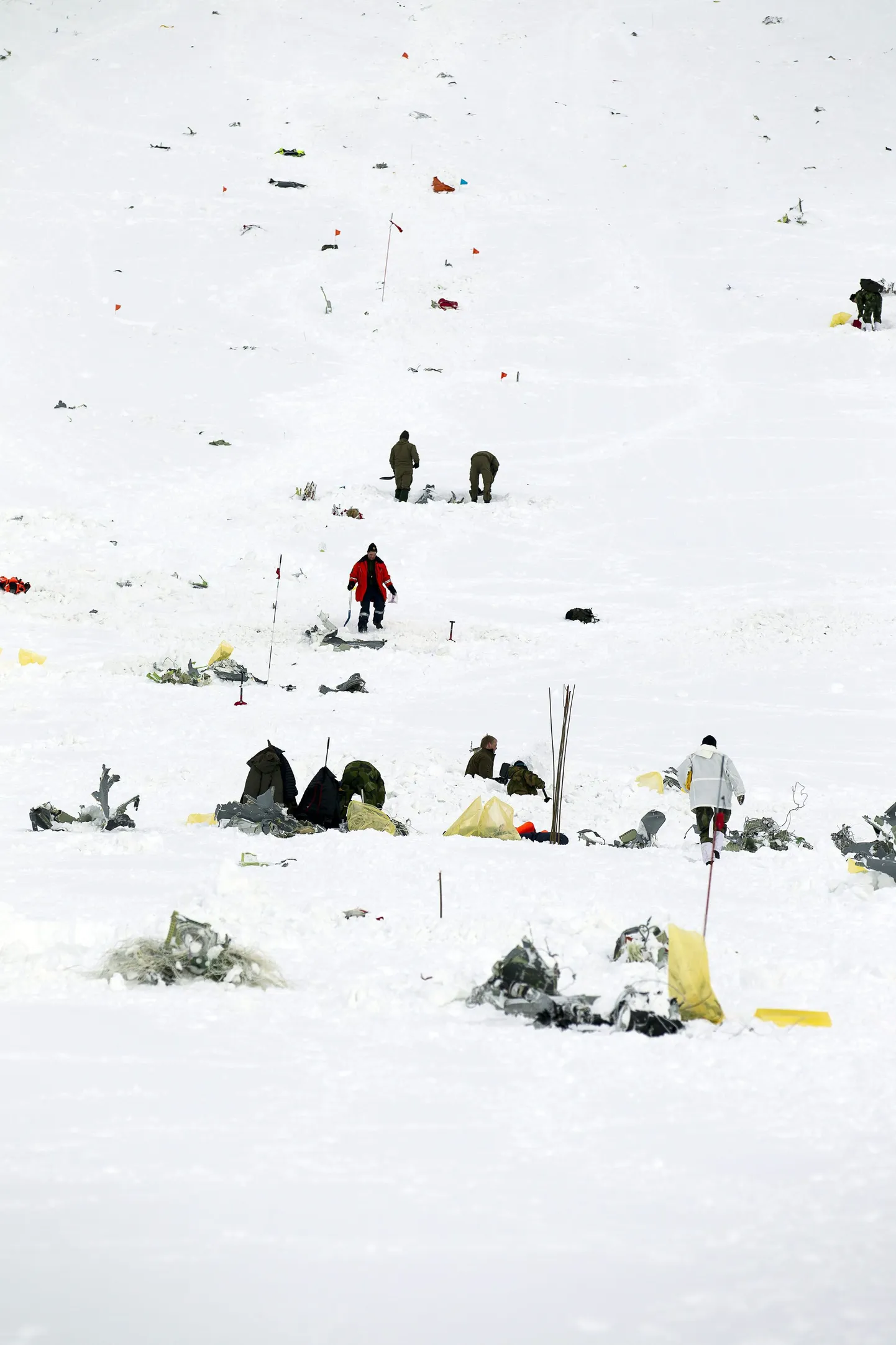 Politseinikud ja uurijad Kebnekaise mäe nõlval, kuhu kukkus Norra transpordilennuk C-130 Hercules.