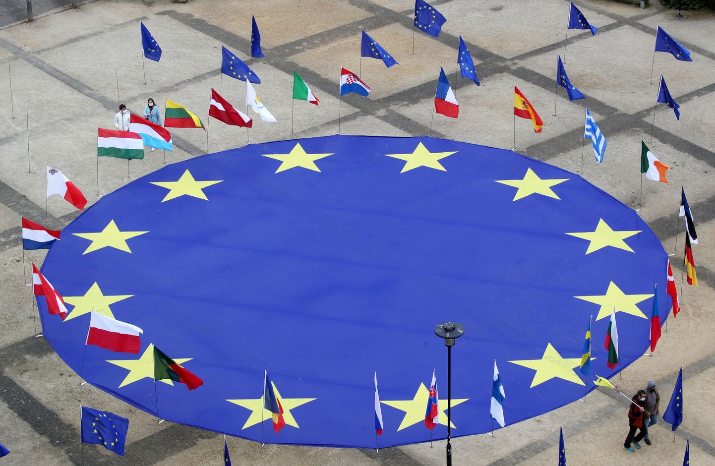 Suur EL lipp Schumani väljaku keskel Euroopa Komisjoni peakorteri ees Euroopa Päeva eelõhtul, 8. mail 2021, meenutamaks Schumani deklaratsiooni 1950. aastal. Foto on illustratiivne.