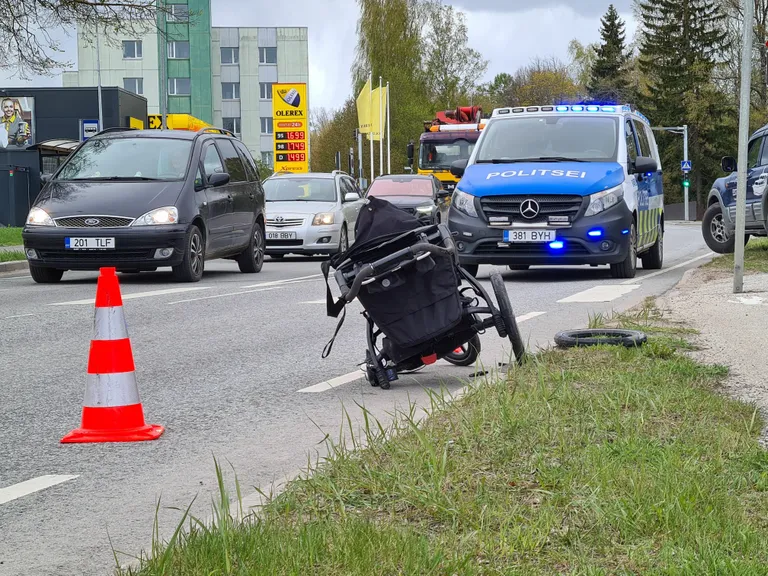Sõiduauto Volvo sõitis otsa ülekäigurajal lapsevankrit lükanud naisele.