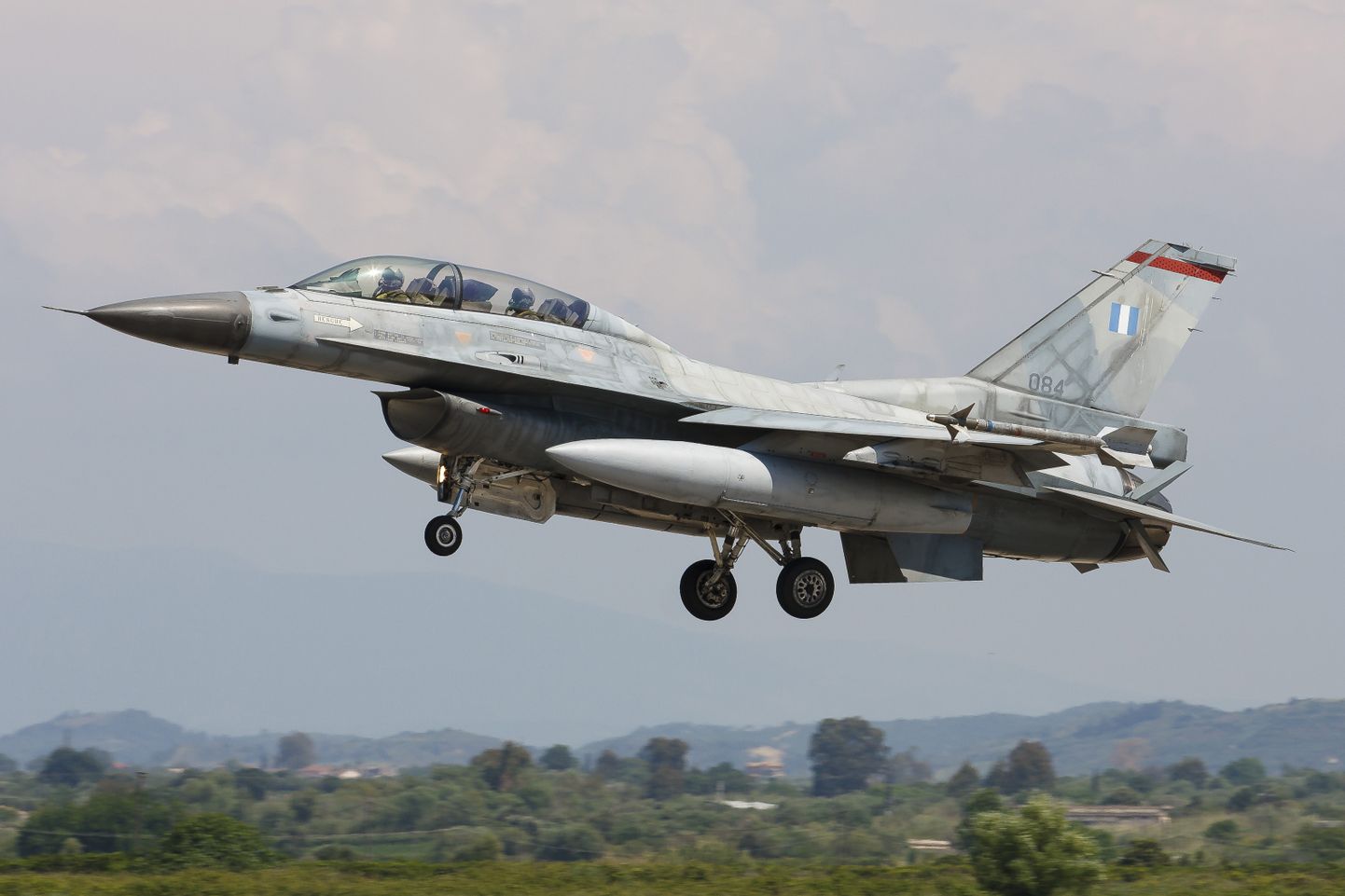 Kreeka õhuväe hävituslennuk F-16 tõusmas õhku Andravida baasist.