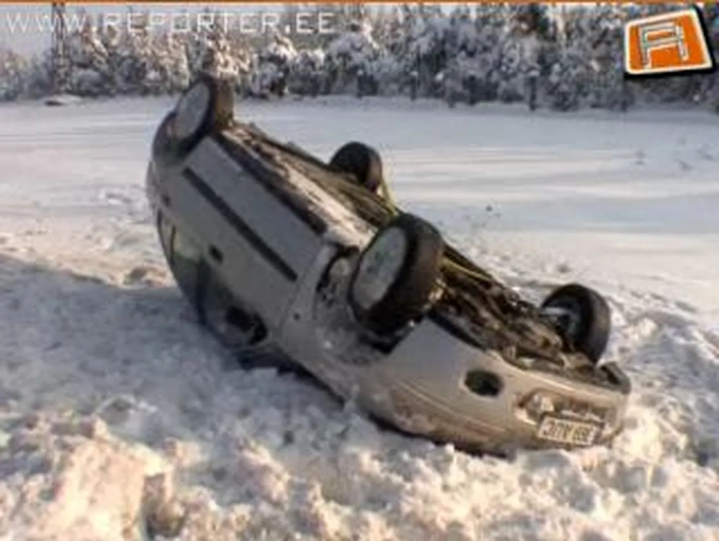 Sõiduauto Rover keeras ennast Järvevana teel kummuli.