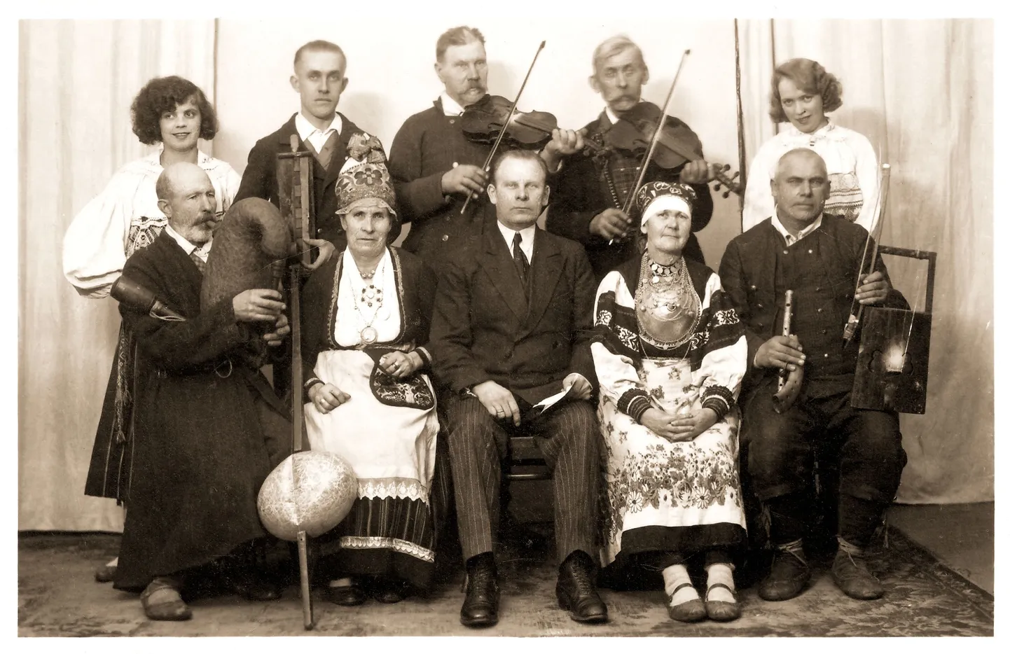 Pärimusmuusika heliplaatidele jäädvustamise kõrval organiseeris August Pulst (esireas keskel) aastatel 1922-1936 külapillimeeste ja -laulikute ringreise üle kogu Eesti.