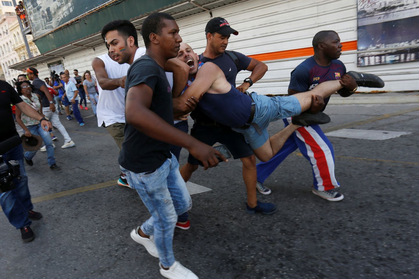 Pēc valdības aizlieguma Kubā noticis nesankcionēts praida gājiens