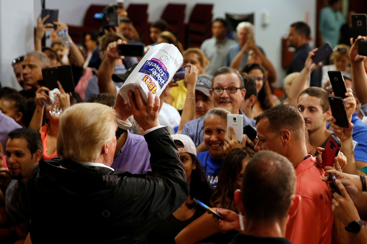 Donald Trump Puerto Ricos majapidamispaberit loopimas.