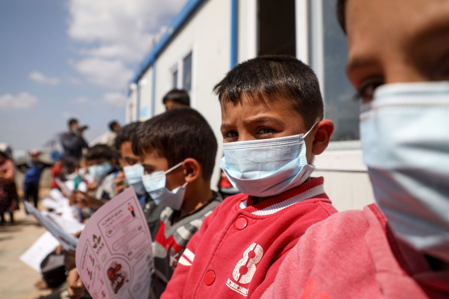 Kodumaal ümberasustatud Süüria lapsed saamas infot uue kroonaviiruse epideemia kohta.