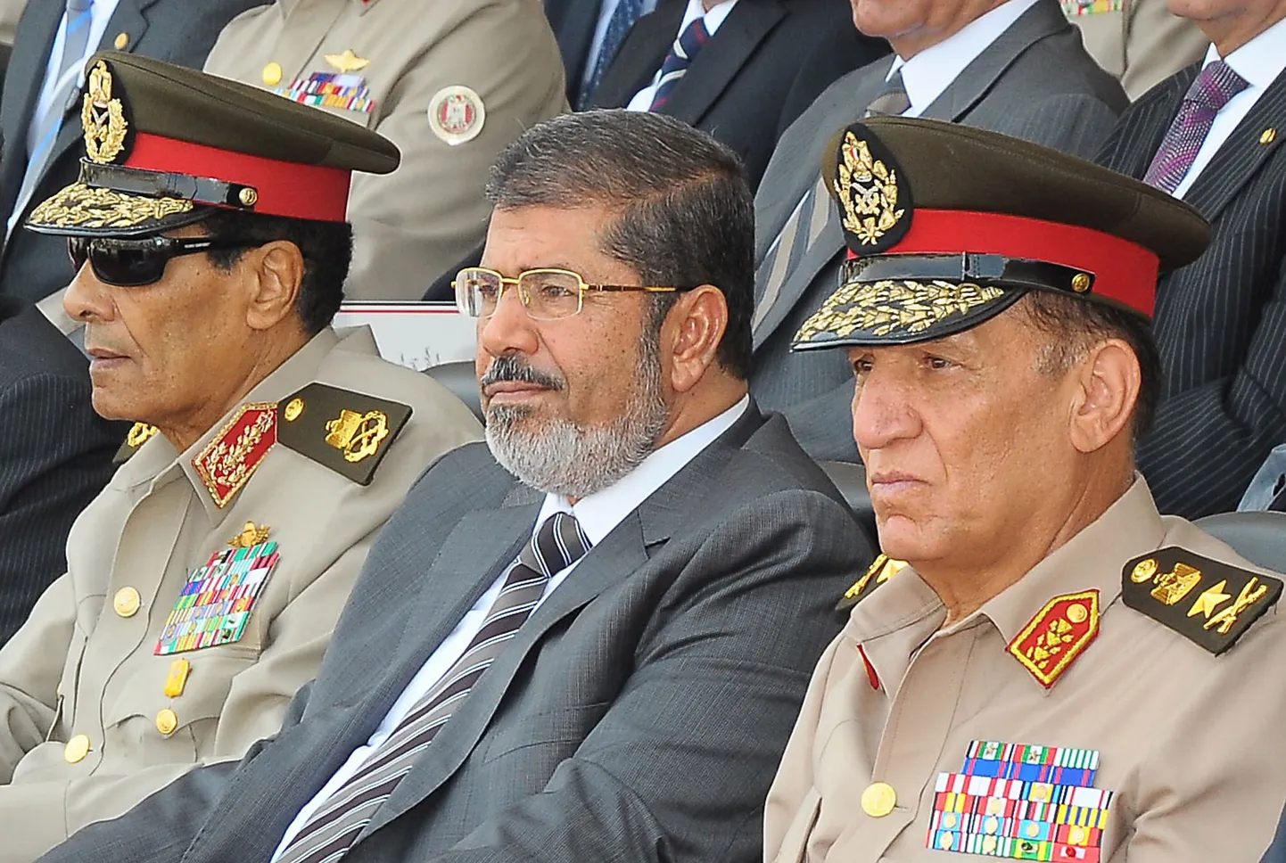 Vasakult Egiptuse sõjaväenõukogu juht feldmarssal Hussein Tantawi, riigi uus president Mohamed Morsi ning relvajõudude kindralstaabi ülem Sami Anan.
