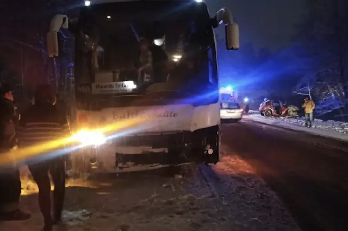 При столкновении с автобусом Baltic Shuttle в аварии на трассе "Нарва" погибла женщина