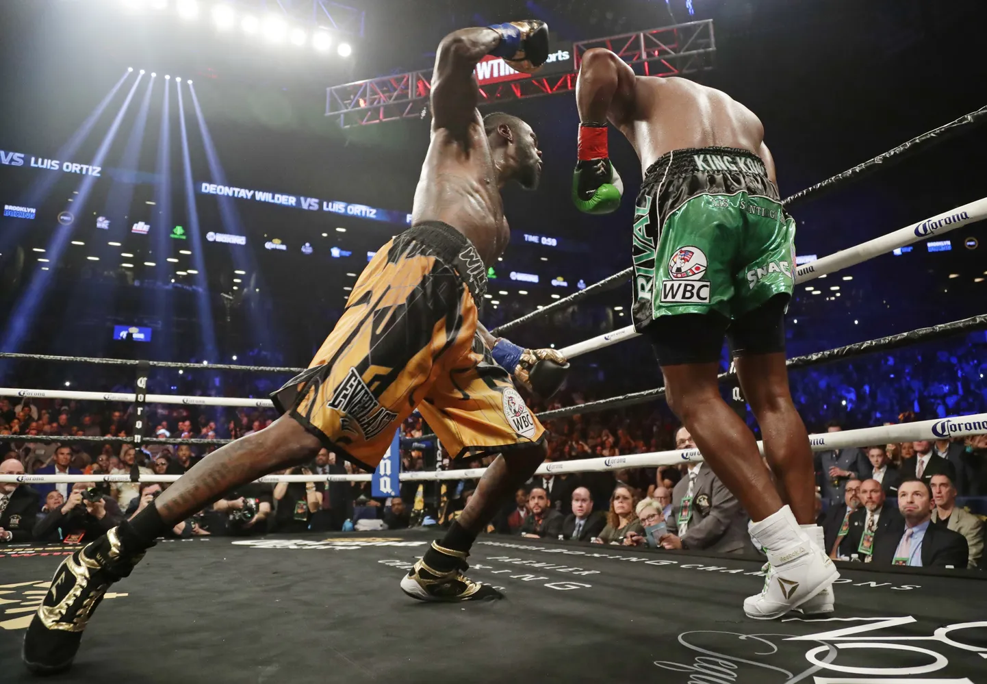 Deontay Wilder Luis Ortizi ründamas