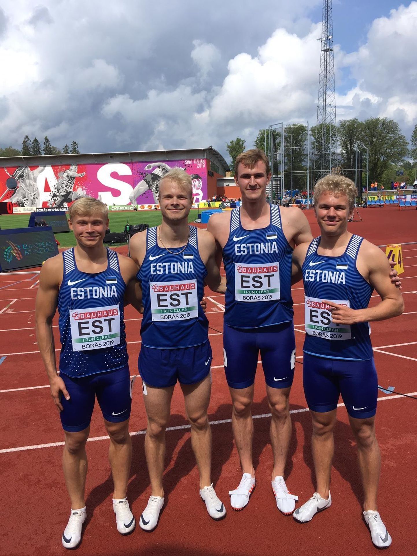 Eesti juunioride teatejooksumeeskond püstitas rahvusrekordi ja murdis eeljooksust EM-i finaali. Paremalt teine on Rakvere ViKe sprinter Robin Sapar.