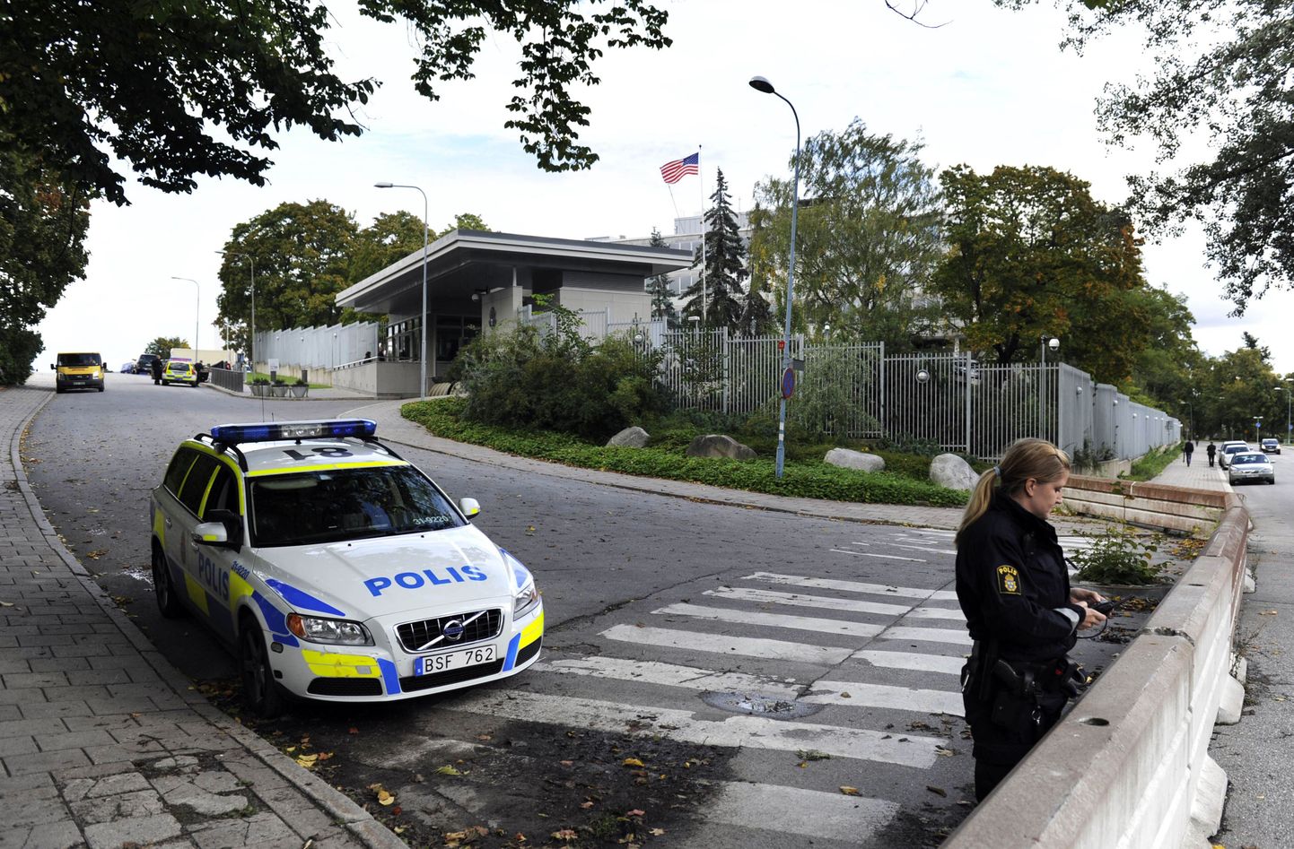 Rootsi politseinikud USA saatkonna juures Stockholmis.