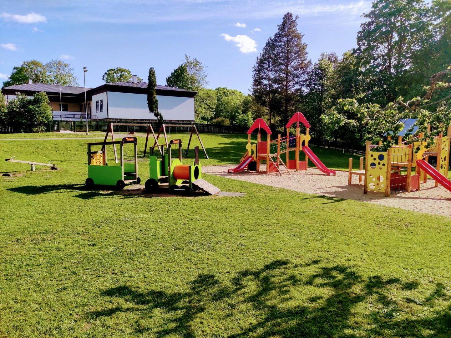 Viljandi vald katsetab lasteaedade mänguväljakute lahtihoidmist kindlal kellaajal. Pildil Viiratsi lasteaia mänguväljak.