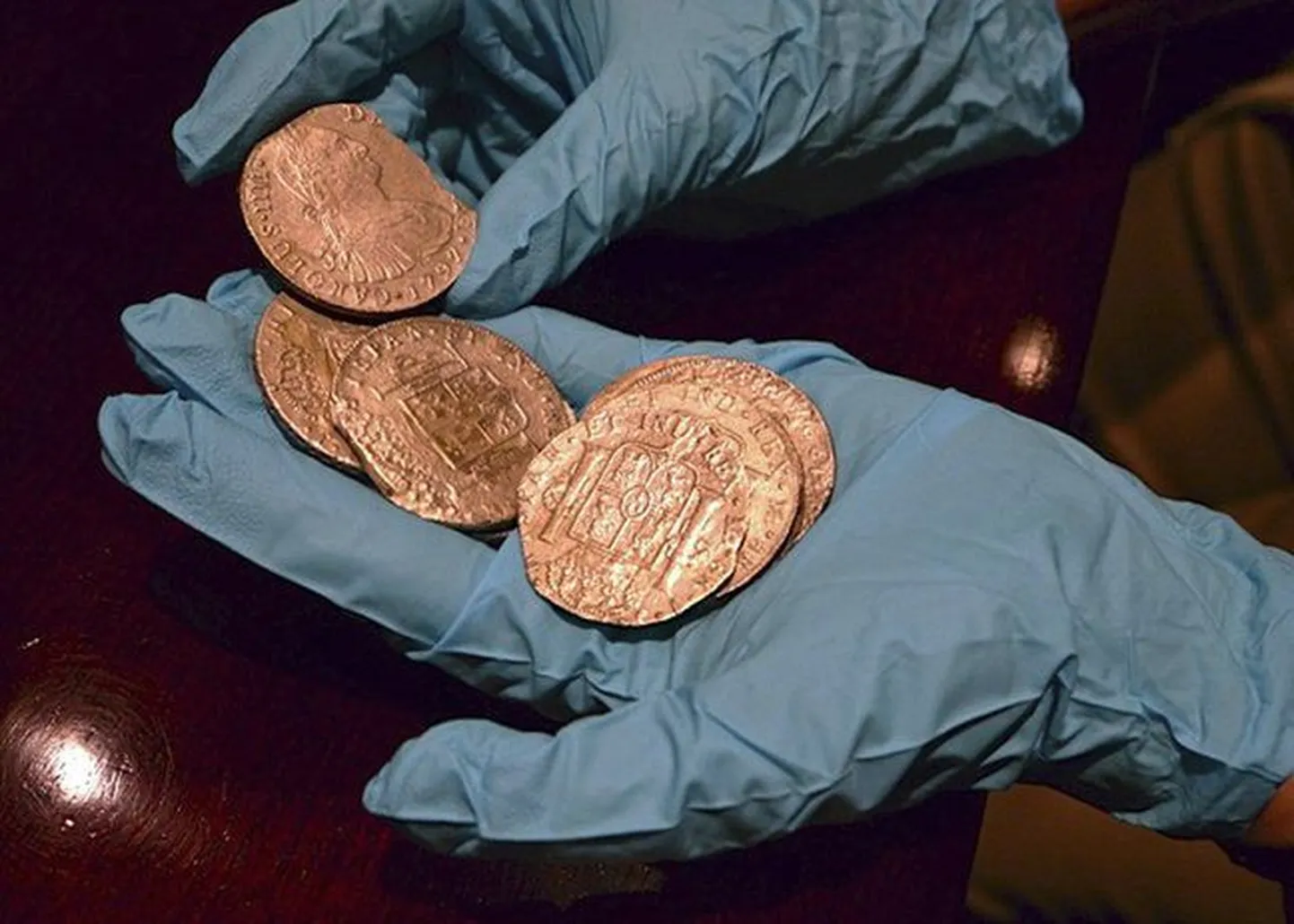 200 aastat ookeani põhjas lebanud Hispaania laevavrakist leitud kuldmündid.