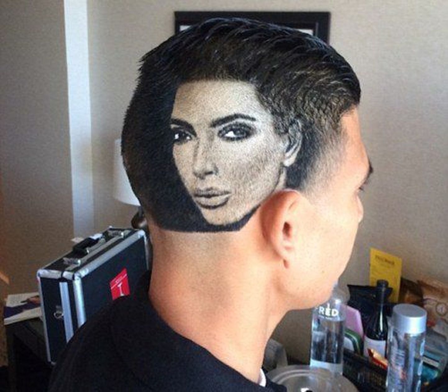 Портрет Ким Кардашян на голове