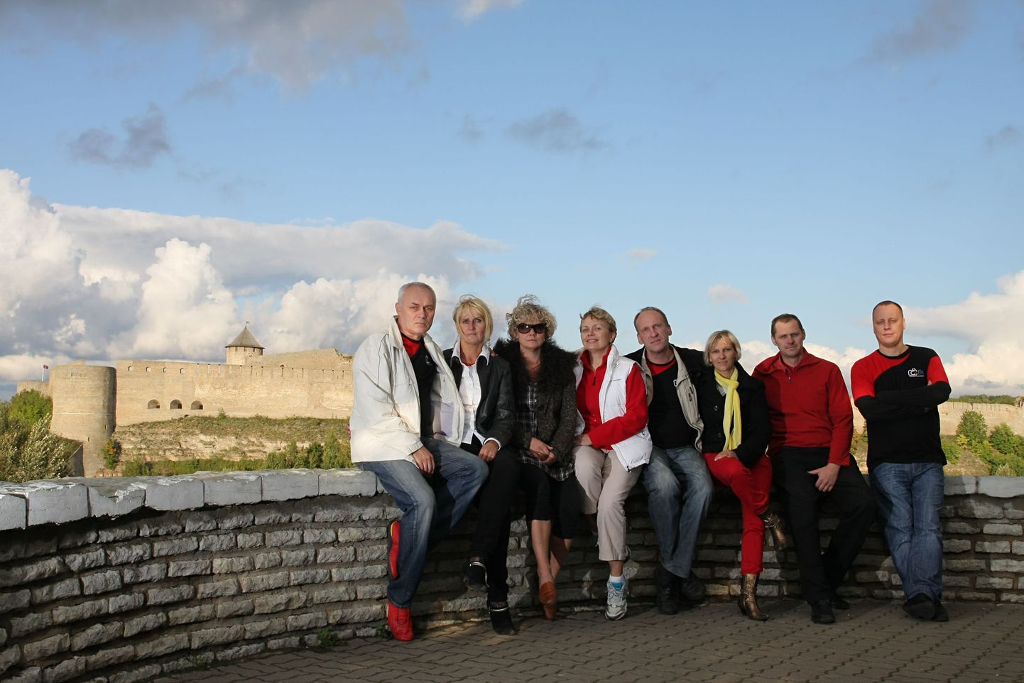 Viljandi fotoklubi osales Narvas fotofestivalil, kus klubi president Peeter Sink (vasakult esimene) pälvis preemia.