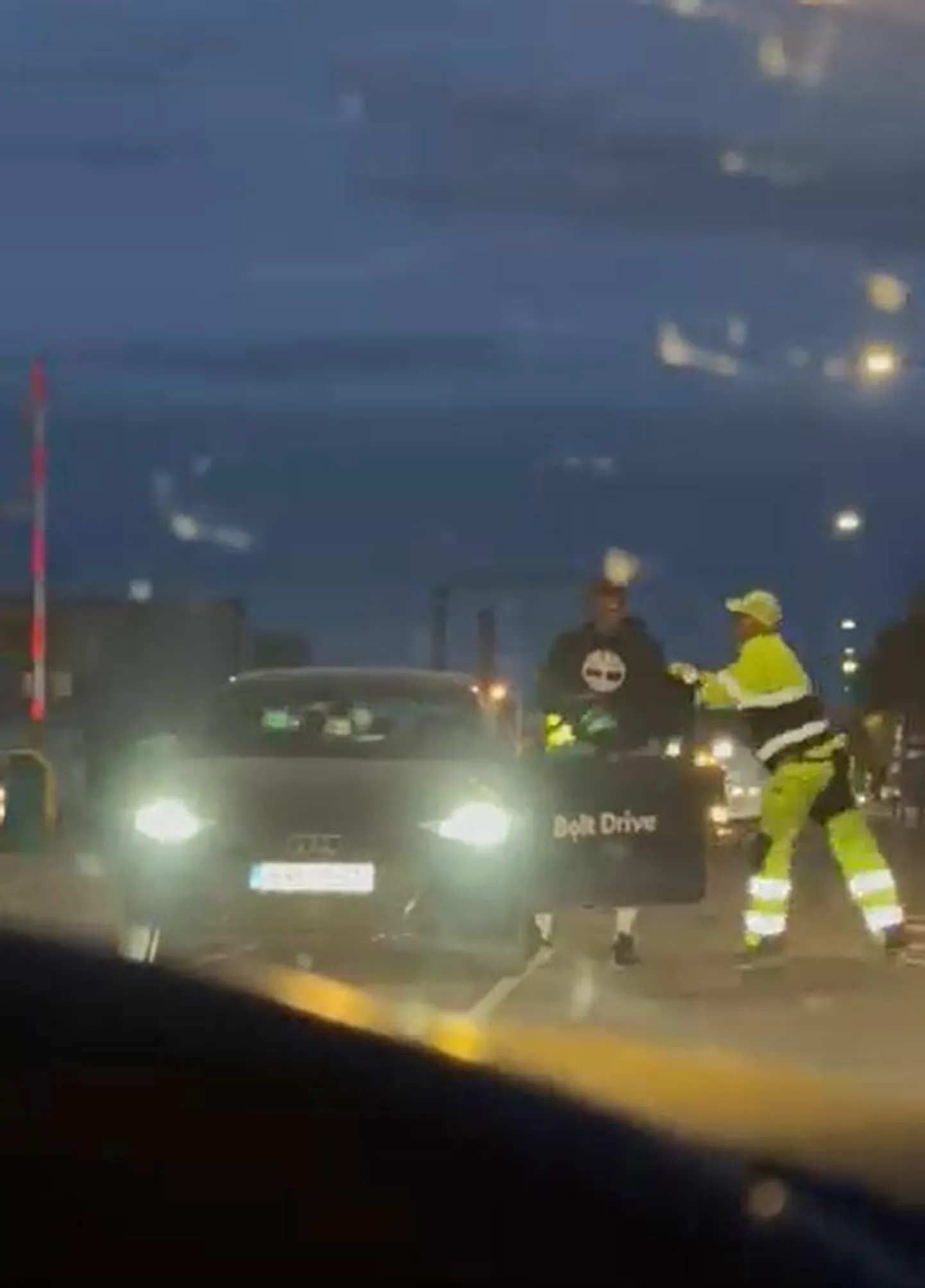 Tartus Aardla tänaval tekkis esmaspäeva õhtul autojuhi ja liikluskorraldaja vahel tüli. Kuvatõmmis videost.