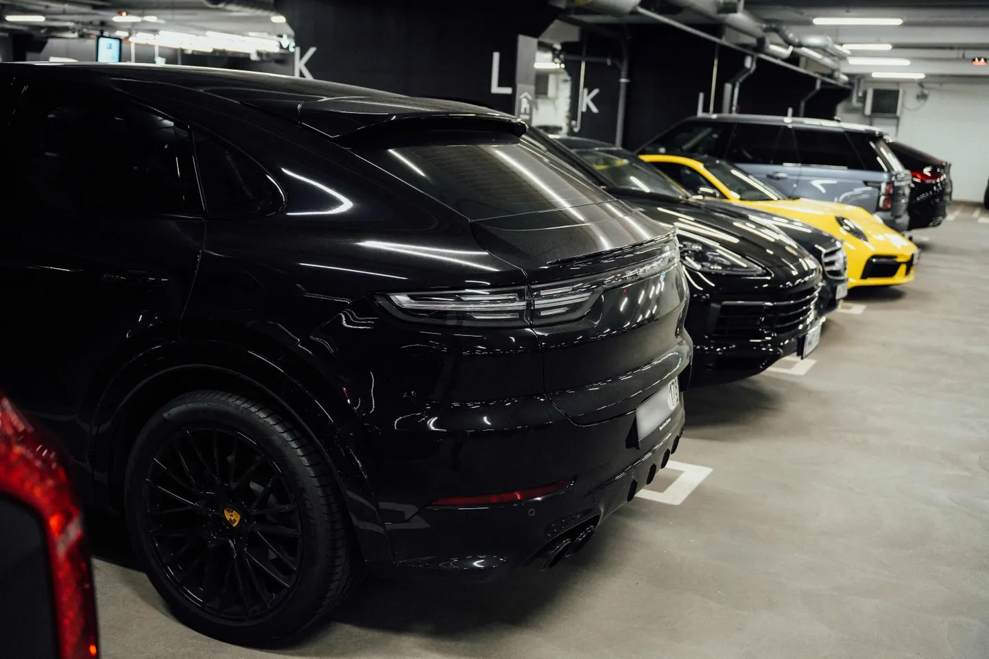 Vene numbrimärgiga autod Helsingi lennujaama parkimismajades.