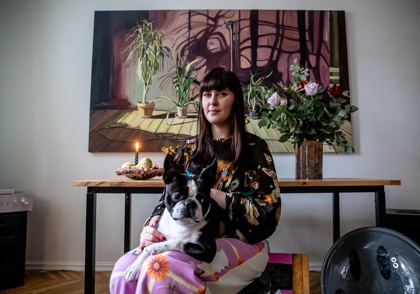Kunstnik Maria Ader oma kodus.